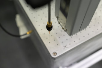 A high-precision robot inserts the needle into the computer through holes in the housing. For this to work, the researchers first had to teach the robot where the holes were located – and some of the needles broke in the first attempts.